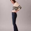 Hoch taillierte, verkürzte Jeans mit ausgestelltem Bein