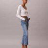 Hoch taillierte, verkürzte Jeans mit ausgestelltem Bein