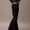 Jeans mit mittlerer Leibhöhe und ausgestelltem Schnitt Jeans mit mittlerer Leibhöhe und ausgestelltem Schnitt