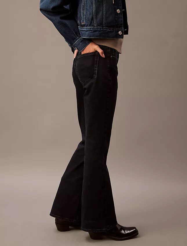 Jeans mit mittlerer Leibhöhe und ausgestelltem Schnitt Jeans mit mittlerer Leibhöhe und ausgestelltem Schnitt