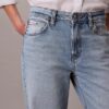 Jeans mit weitem Saum und lockerer Passform