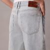 Jeans mit weitem Saum und lockerer Passform