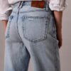 Jeans mit weitem Saum und lockerer Passform