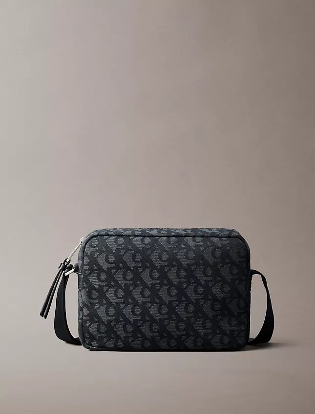 Kameratasche mit durchgehendem Monogram-Muster Kameratasche mit durchgehendem Monogram-Muster
