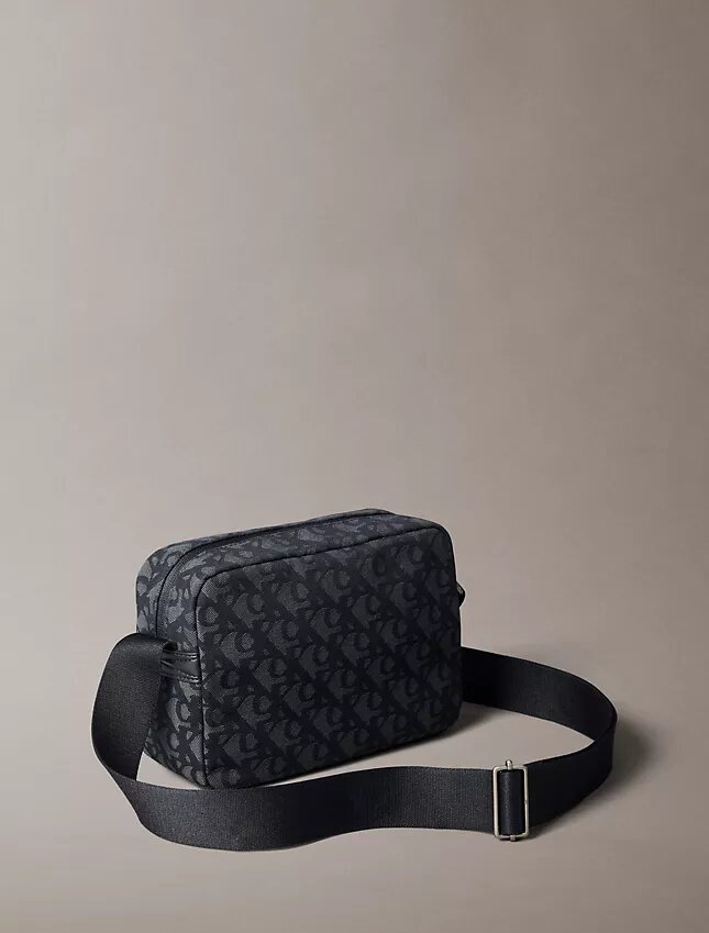 Kameratasche mit durchgehendem Monogram-Muster Kameratasche mit durchgehendem Monogram-Muster