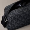 Kameratasche mit durchgehendem Monogram-Muster Kameratasche mit durchgehendem Monogram-Muster