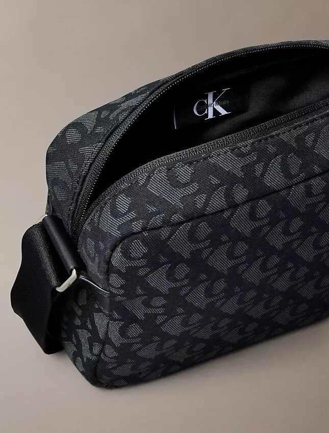 Kameratasche mit durchgehendem Monogram-Muster Kameratasche mit durchgehendem Monogram-Muster