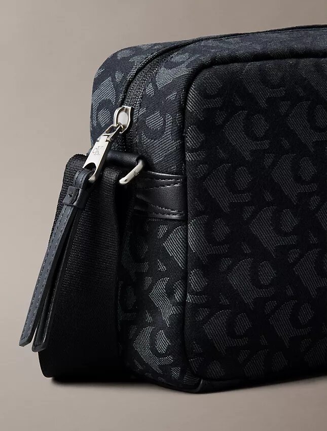 Kameratasche mit durchgehendem Monogram-Muster Kameratasche mit durchgehendem Monogram-Muster