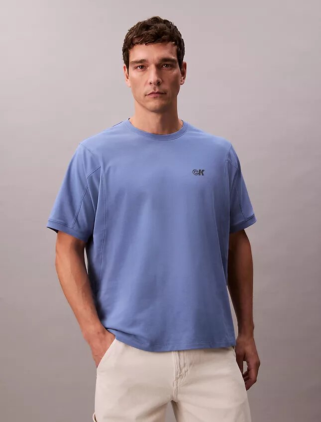 Kühlendes Piqué-T-Shirt mit Logo-Grafik in lockerer Passform Kühlendes Piqué-T-Shirt mit Logo-Grafik in lockerer Passform