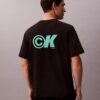 Kühlendes Piqué-T-Shirt mit Logo-Grafik in lockerer Passform Kühlendes Piqué-T-Shirt mit Logo-Grafik in lockerer Passform