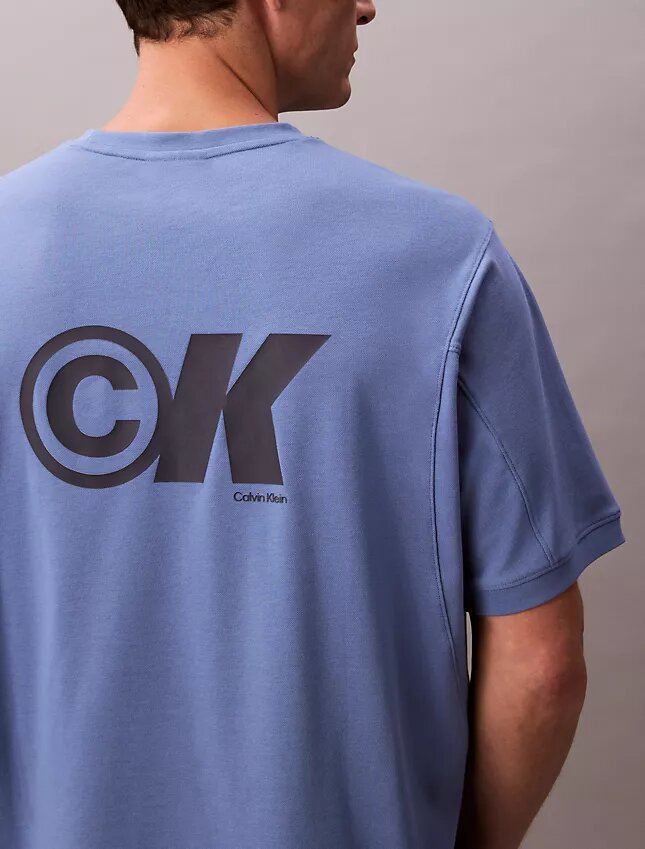 Kühlendes Piqué-T-Shirt mit Logo-Grafik in lockerer Passform Kühlendes Piqué-T-Shirt mit Logo-Grafik in lockerer Passform