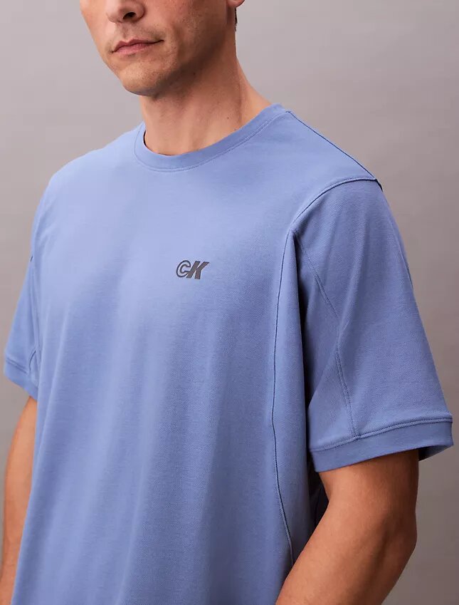 Kühlendes Piqué-T-Shirt mit Logo-Grafik in lockerer Passform Kühlendes Piqué-T-Shirt mit Logo-Grafik in lockerer Passform
