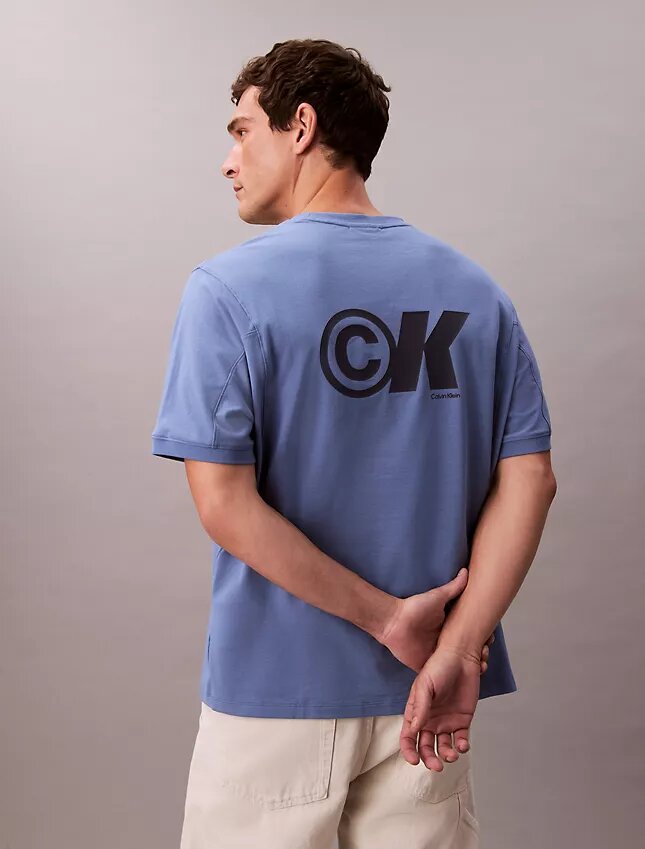 Kühlendes Piqué-T-Shirt mit Logo-Grafik in lockerer Passform Kühlendes Piqué-T-Shirt mit Logo-Grafik in lockerer Passform