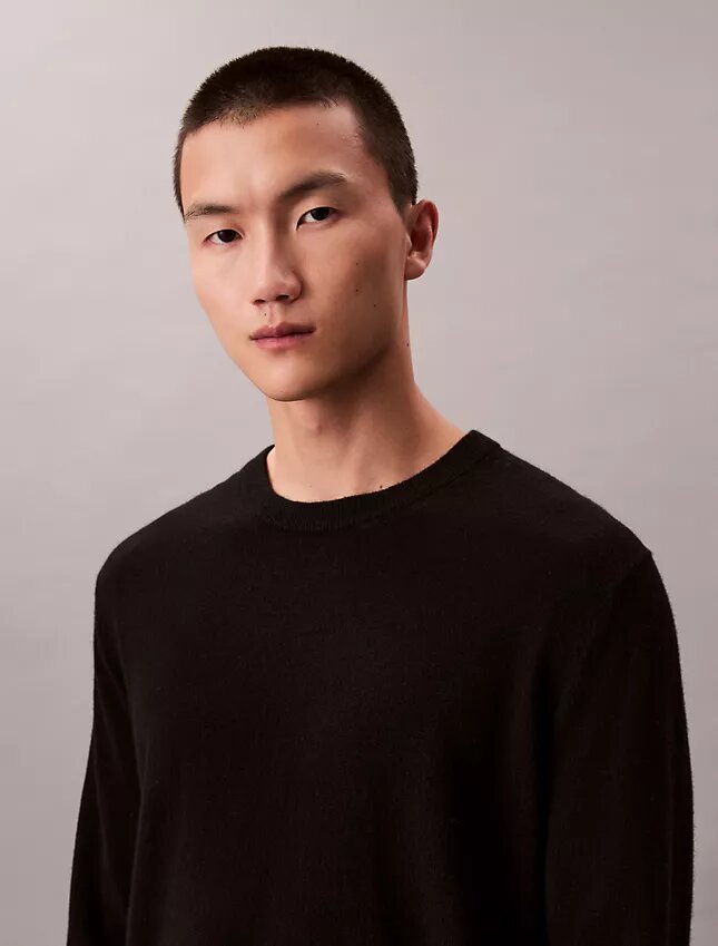 Klassischer Kaschmir-Pullover mit Rundhalsausschnitt Klassischer Kaschmir-Pullover mit Rundhalsausschnitt