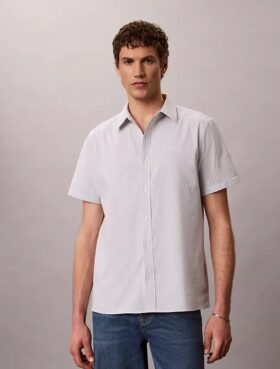 Klassisches Button-Down-Hemd aus gestreiftem Seersucker