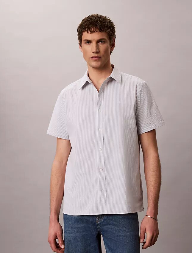 Klassisches Button-Down-Hemd aus gestreiftem Seersucker Klassisches Button-Down-Hemd aus gestreiftem Seersucker