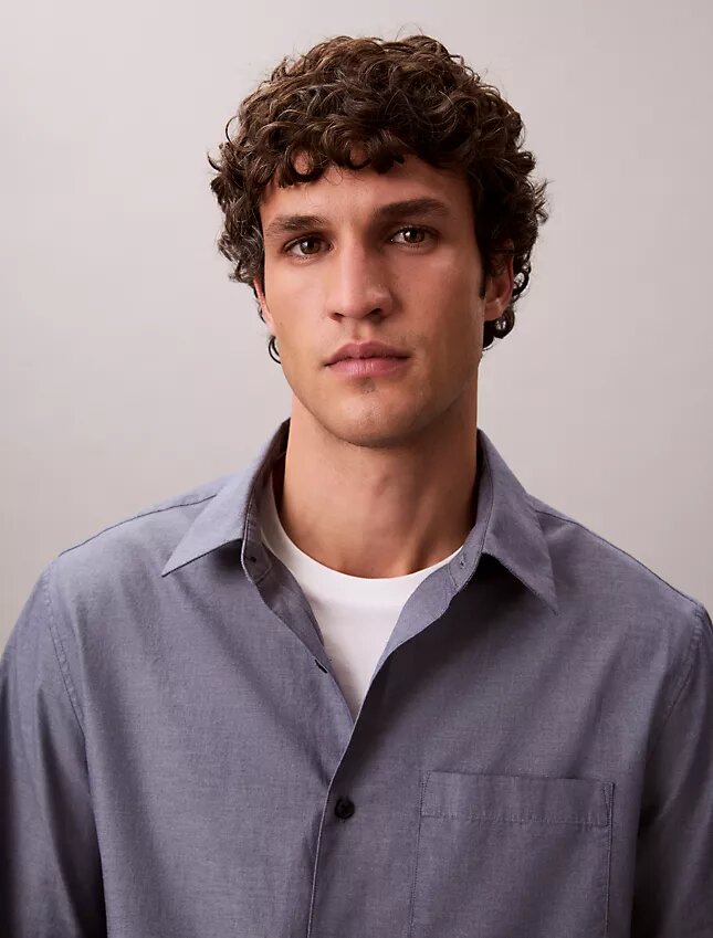 Klassisches Button-Down-Hemd aus gewaschenem Popeline Klassisches Button-Down-Hemd aus gewaschenem Popeline