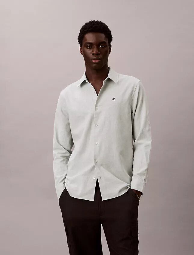 Klassisches Button-Down-Hemd aus Leinen und Baumwolle Klassisches Button-Down-Hemd aus Leinen und Baumwolle