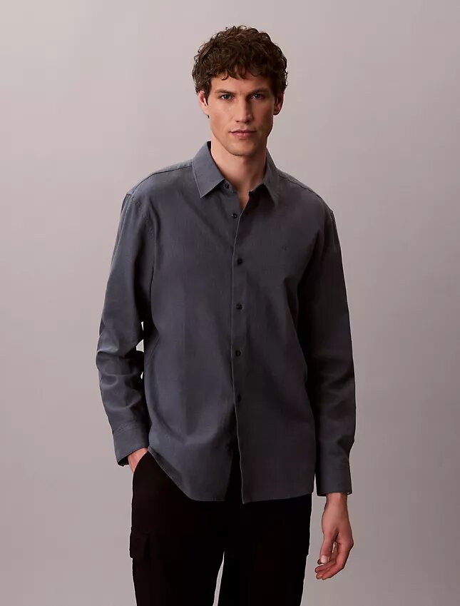 Klassisches Button-Down-Hemd aus Leinen und Baumwolle Klassisches Button-Down-Hemd aus Leinen und Baumwolle