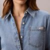 Klassisches Denim-Hemd mit Knopfleiste Klassisches Denim-Hemd mit Knopfleiste