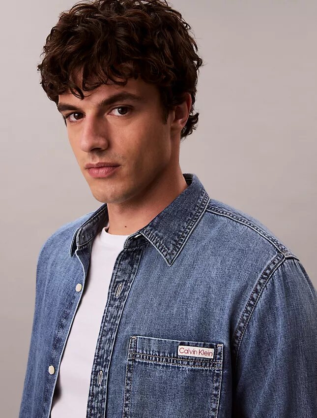 Klassisches Denim-Hemd mit Knopfleiste Klassisches Denim-Hemd mit Knopfleiste