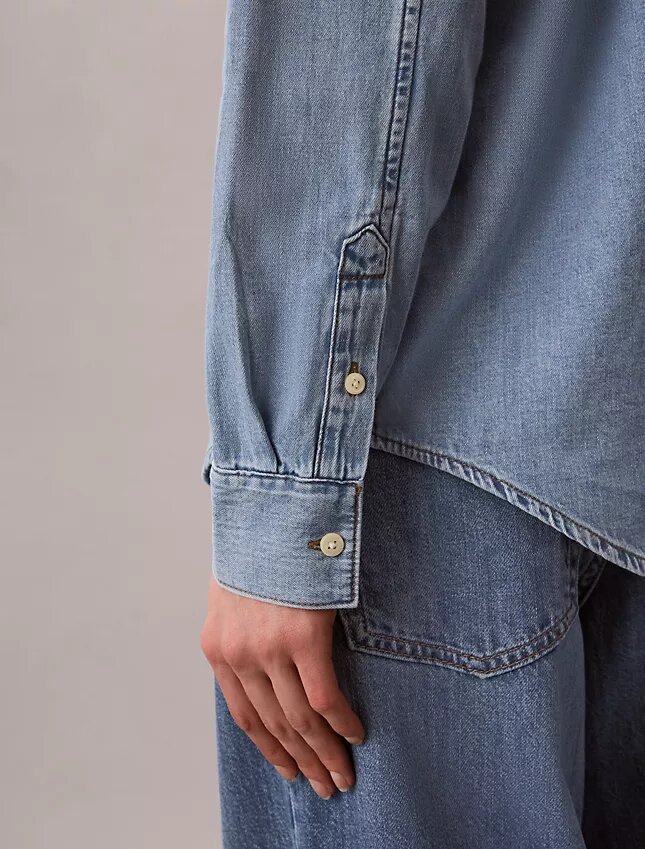 Klassisches Denim-Hemd mit Knopfleiste Klassisches Denim-Hemd mit Knopfleiste