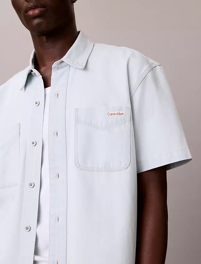 Klassisches Denim-Hemd mit kurzen Ärmeln und Knopfleiste Klassisches Denim-Hemd mit kurzen Ärmeln und Knopfleiste