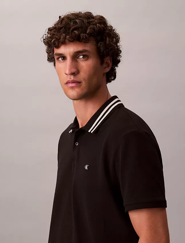 Klassisches Polohemd mit Monogram und Piqué-Einsätzen Klassisches Polohemd mit Monogram und Piqué-Einsätzen