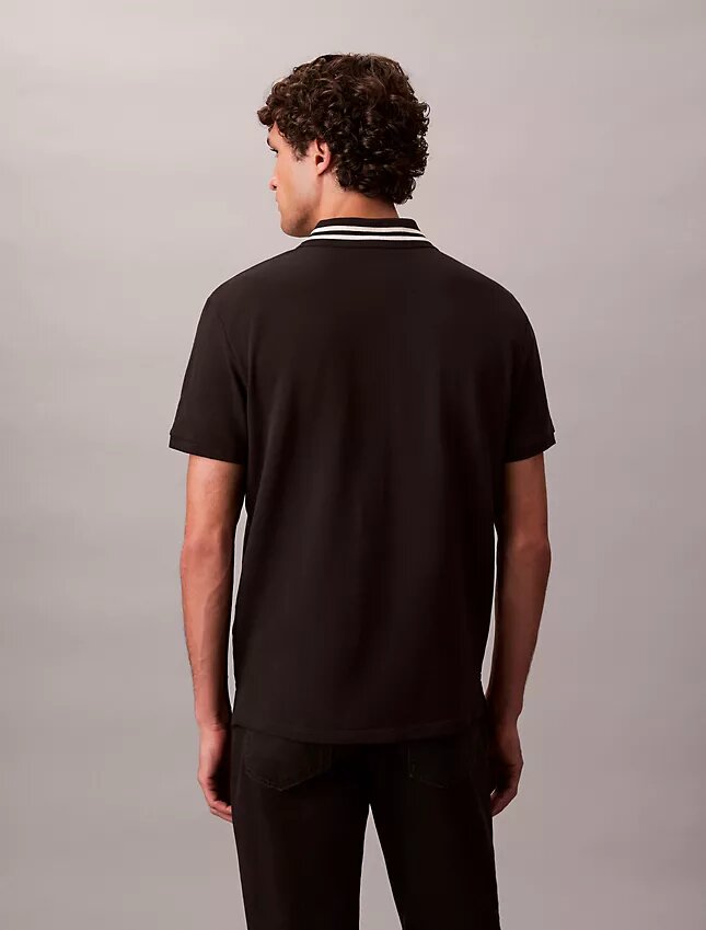Klassisches Polohemd mit Monogram und Piqué-Einsätzen Klassisches Polohemd mit Monogram und Piqué-Einsätzen