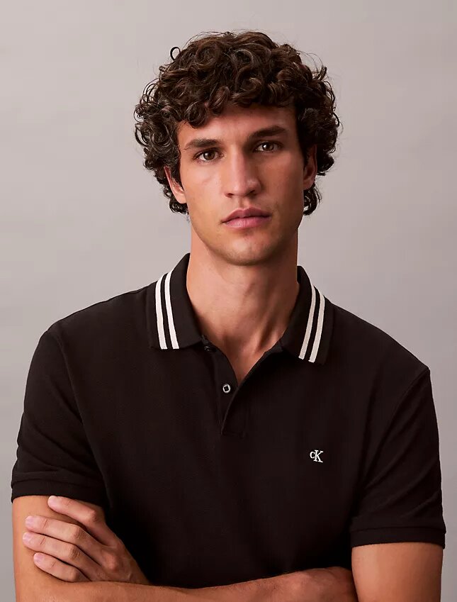Klassisches Polohemd mit Monogram und Piqué-Einsätzen Klassisches Polohemd mit Monogram und Piqué-Einsätzen