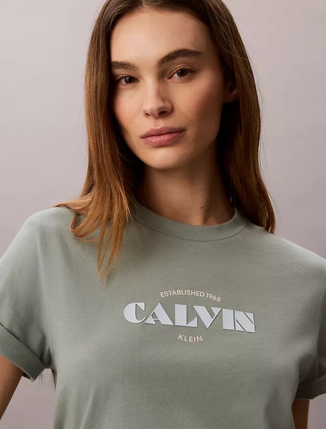 Klassisches T-Shirt mit auffälligem Logo-Aufdruck Klassisches T-Shirt mit auffälligem Logo-Aufdruck