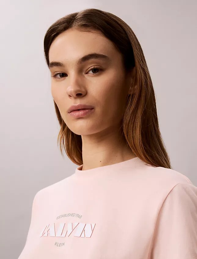 Klassisches T-Shirt mit auffälligem Logo-Aufdruck Klassisches T-Shirt mit auffälligem Logo-Aufdruck