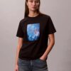 Klassisches T-Shirt mit Blumen-Logo-Grafik