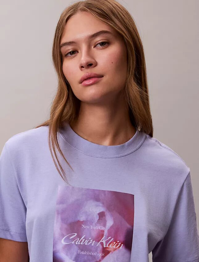Klassisches T-Shirt mit Blumen-Logo-Grafik Klassisches T-Shirt mit Blumen-Logo-Grafik