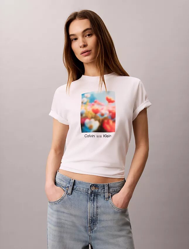 Klassisches T-Shirt mit Blumengrafik Klassisches T-Shirt mit Blumengrafik