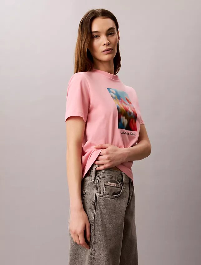 Klassisches T-Shirt mit Blumengrafik Klassisches T-Shirt mit Blumengrafik