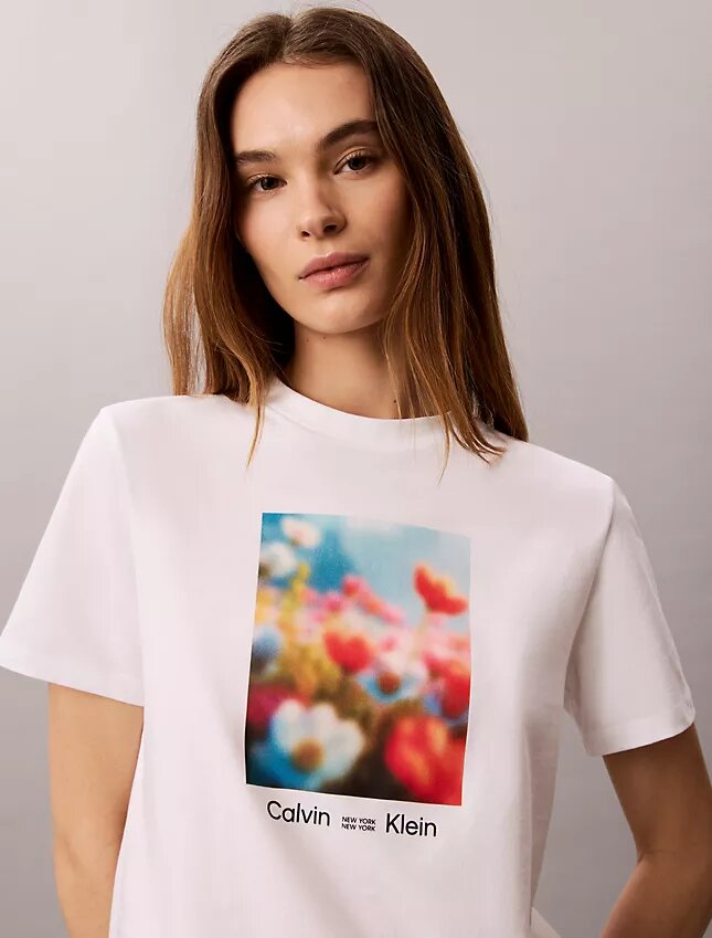Klassisches T-Shirt mit Blumengrafik Klassisches T-Shirt mit Blumengrafik
