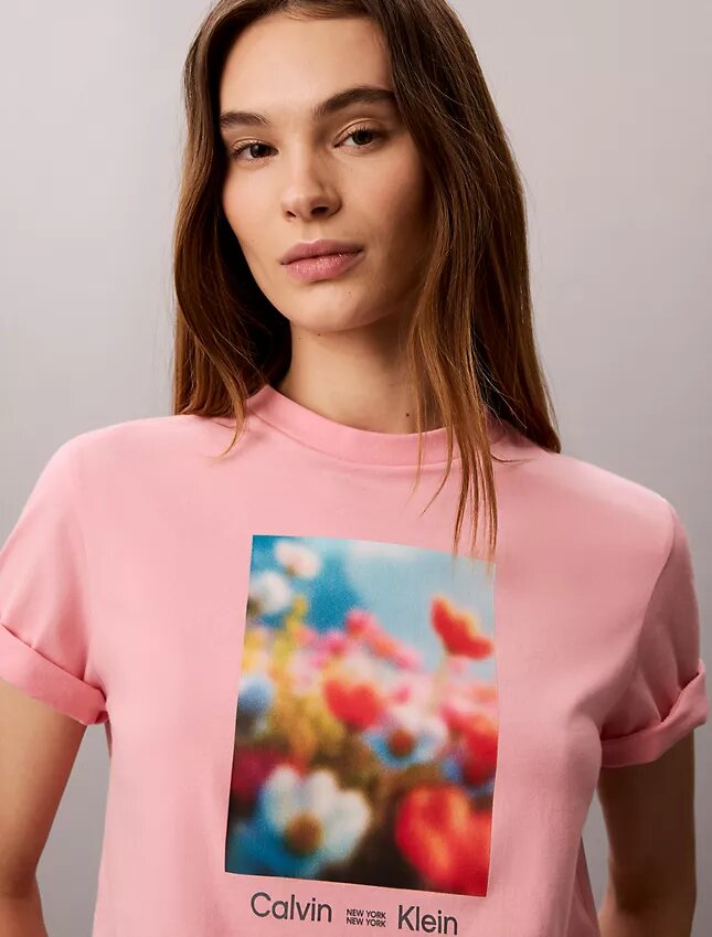 Klassisches T-Shirt mit Blumengrafik Klassisches T-Shirt mit Blumengrafik