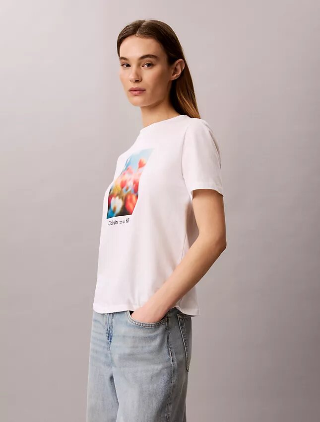 Klassisches T-Shirt mit Blumengrafik Klassisches T-Shirt mit Blumengrafik