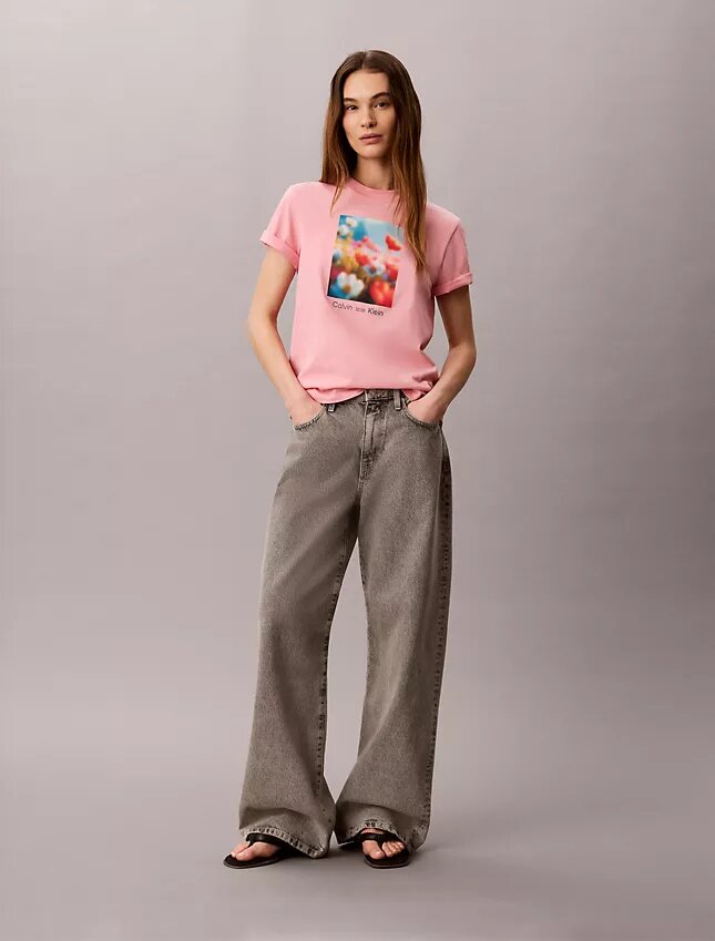 Klassisches T-Shirt mit Blumengrafik Klassisches T-Shirt mit Blumengrafik