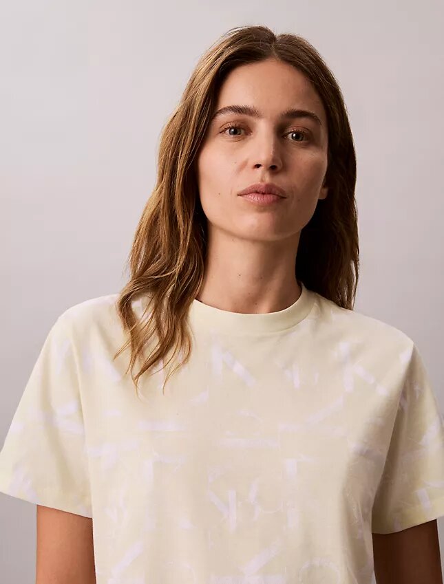 Klassisches T-Shirt mit durchgängigem, verblasstem Monogram Klassisches T-Shirt mit durchgängigem, verblasstem Monogram
