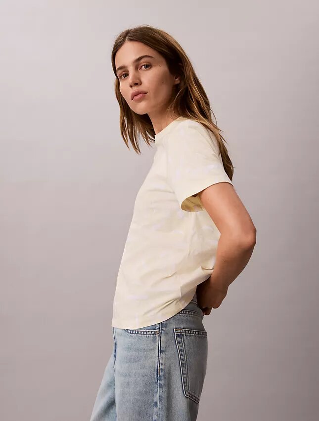 Klassisches T-Shirt mit durchgängigem, verblasstem Monogram Klassisches T-Shirt mit durchgängigem, verblasstem Monogram
