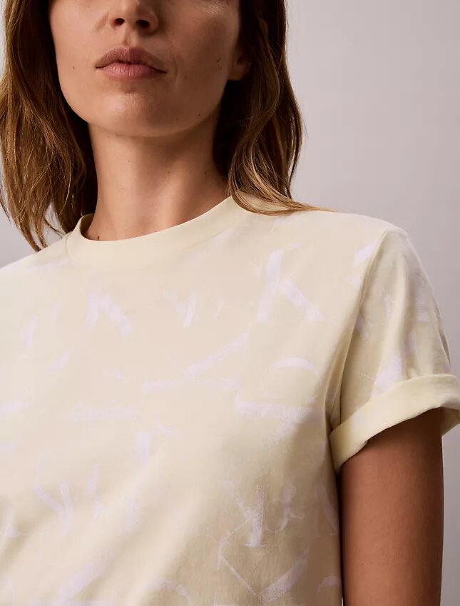 Klassisches T-Shirt mit durchgängigem, verblasstem Monogram Klassisches T-Shirt mit durchgängigem, verblasstem Monogram