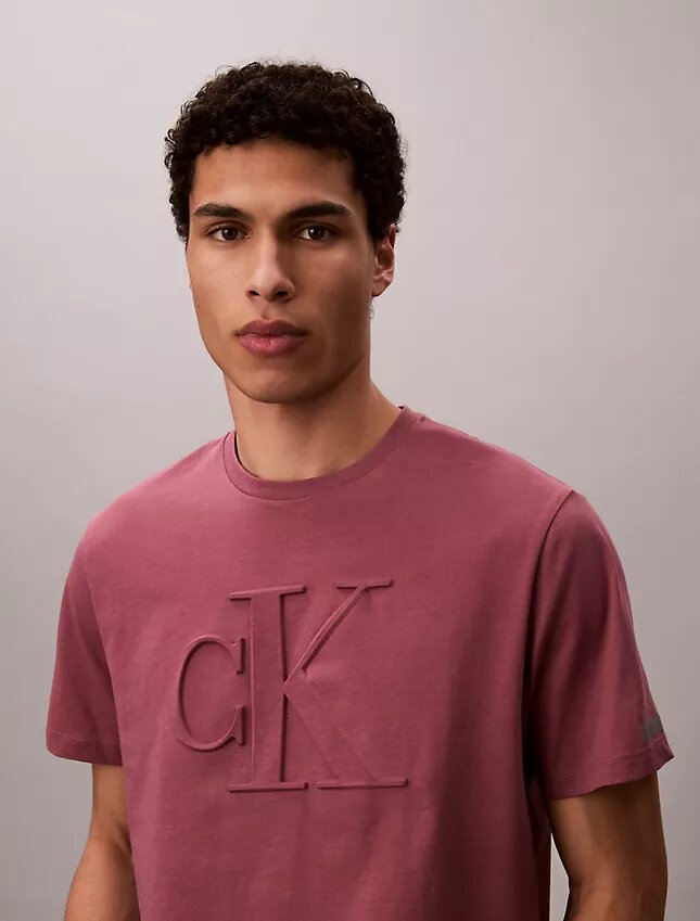 Klassisches T-Shirt mit geprägtem Monogram Klassisches T-Shirt mit geprägtem Monogram
