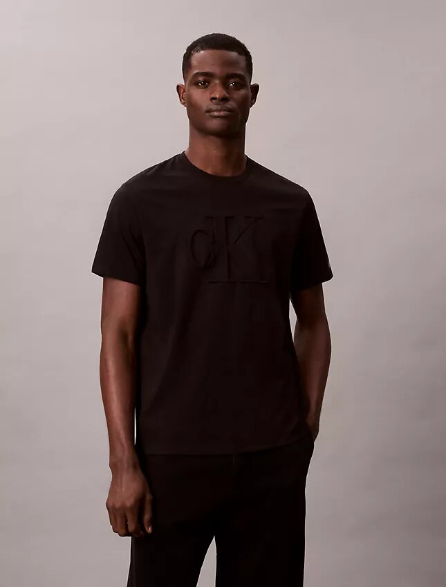 Klassisches T-Shirt mit geprägtem Monogram Klassisches T-Shirt mit geprägtem Monogram