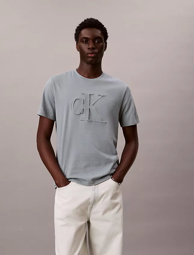 Klassisches T-Shirt mit geprägtem Monogram Klassisches T-Shirt mit geprägtem Monogram