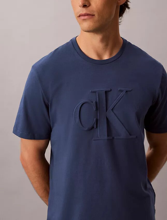 Klassisches T-Shirt mit geprägtem Monogram Klassisches T-Shirt mit geprägtem Monogram