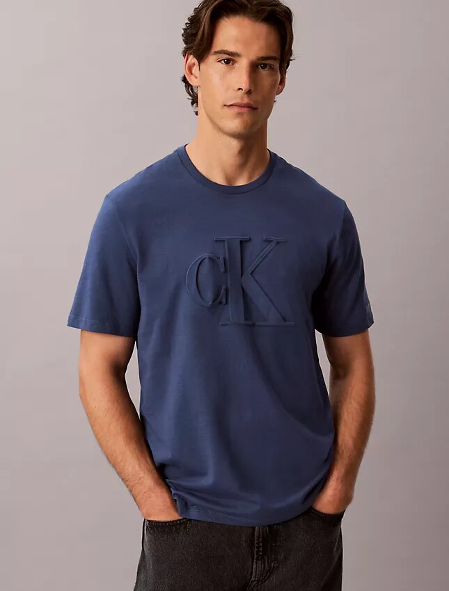 Klassisches T-Shirt mit geprägtem Monogram Klassisches T-Shirt mit geprägtem Monogram