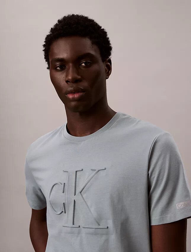 Klassisches T-Shirt mit geprägtem Monogram Klassisches T-Shirt mit geprägtem Monogram