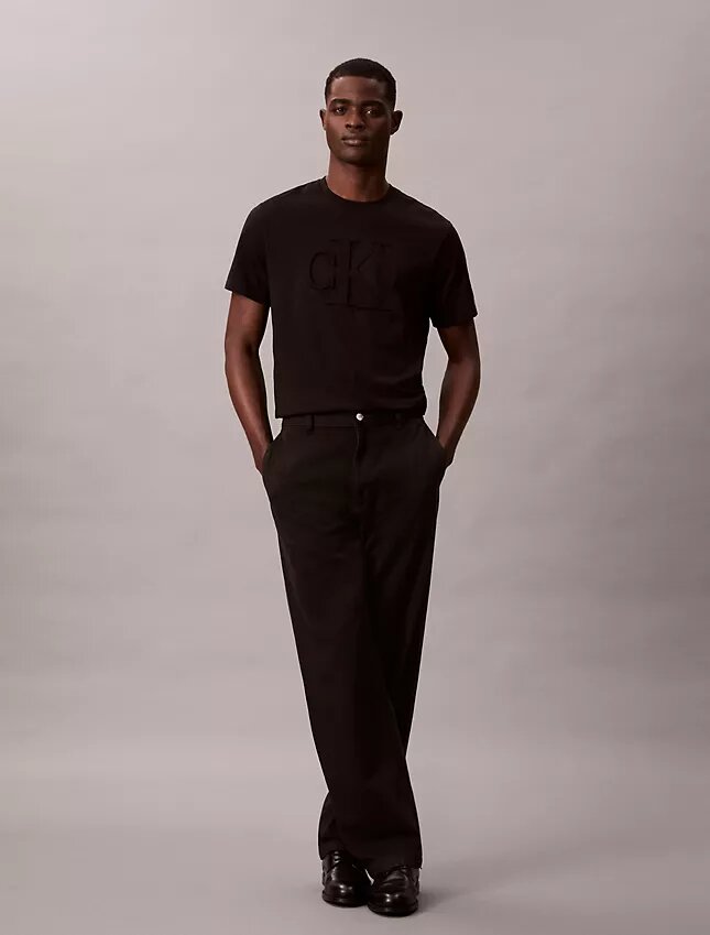 Klassisches T-Shirt mit geprägtem Monogram Klassisches T-Shirt mit geprägtem Monogram